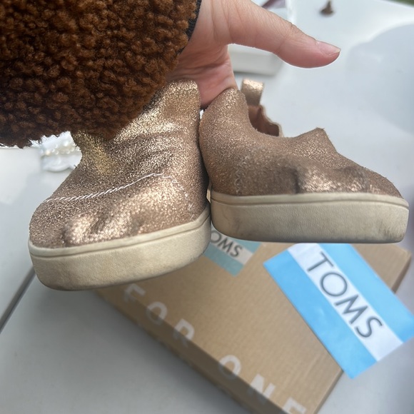 TOMS - Picture 3 of 9